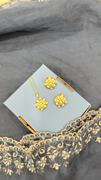 Gold Tone Polki & Pearls Pendant Necklace Set